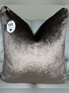 1-NWT CALLISTO HOME TAUPE LUXURY VELVET DECORATIVE PILLOW (T0258F12)
